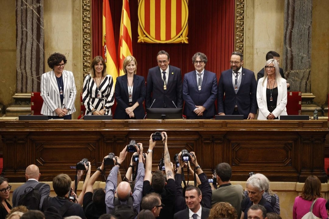 El nuevo presidente del Parlament, Josep Rull (c), declara constituida la nueva legislatura durante el pleno de constitución de la XV legislatura del Parlament de Catalunya, a 10 de junio de 2024, en Barcelona. (Foto: Kike Rincón / Europa Press)