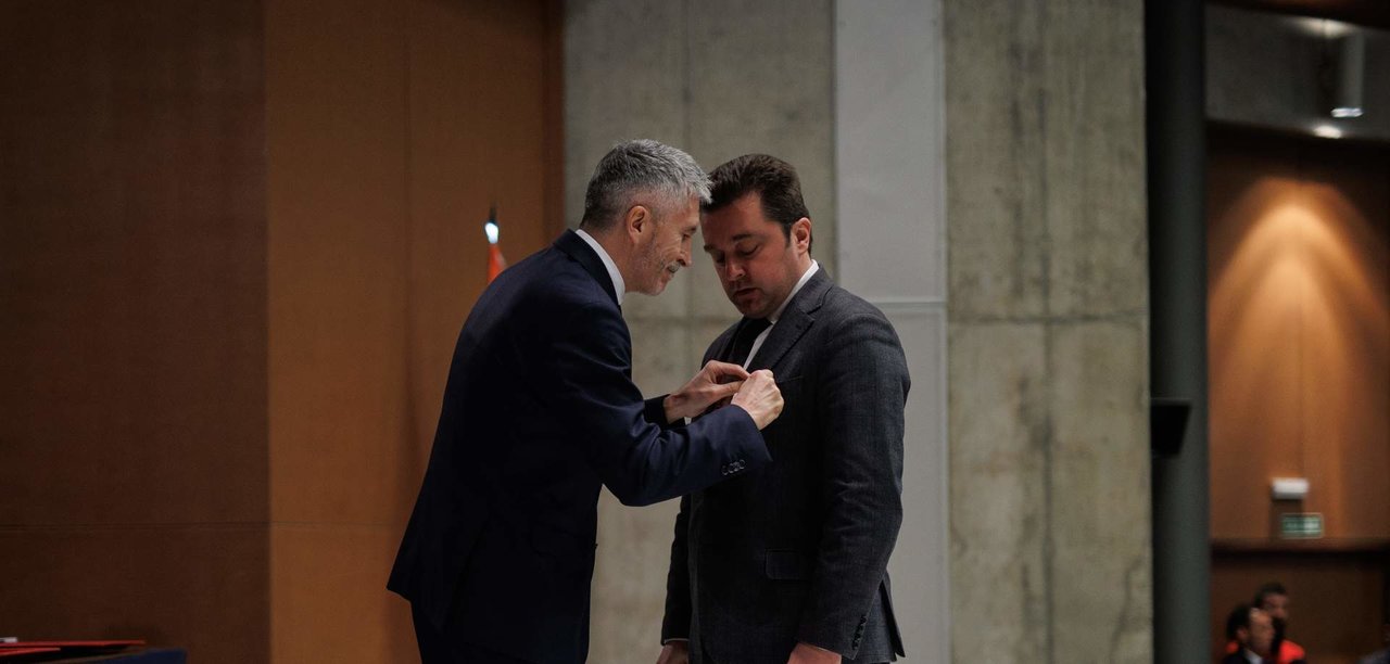 Fernando Grande-Marlaska impone una Medalla de Oro de Protección Civil (Foto: Alejandro Martínez Vélez / Europa Press).