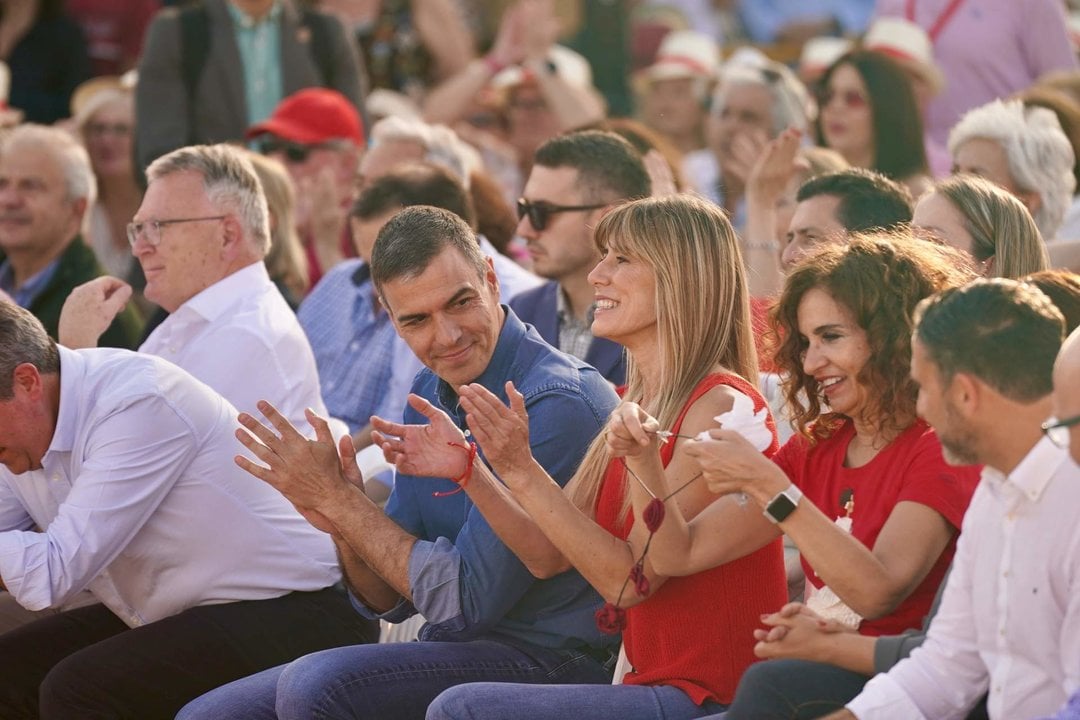 El secretario general del PSOE y presidente del Gobierno, Pedro Sánchez, junto a su mujer, Begoña Gómez, en un acto de campaña por el 9J (Foto: Álex Zea / Europa Press).