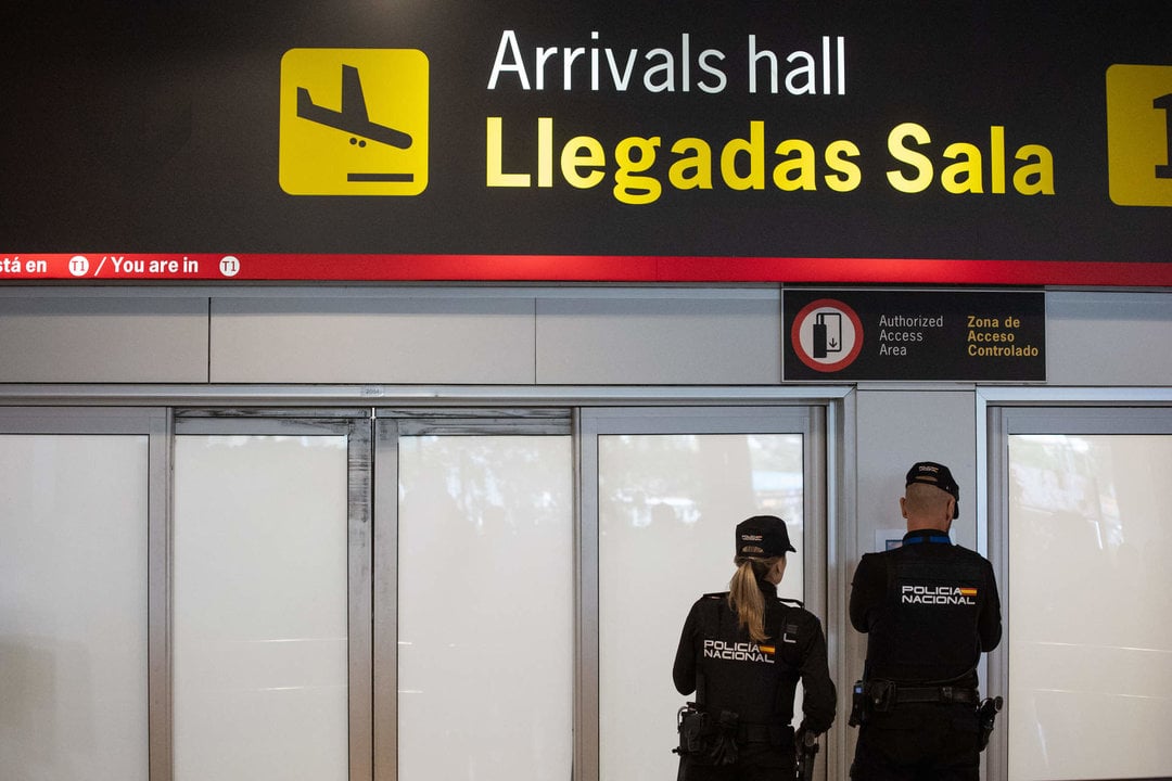 Policías nacionales en el Aeropuerto Adolfo Suárez Madrid-Barajas (Foto Alejandro Martínez Vélez / Europa Press).