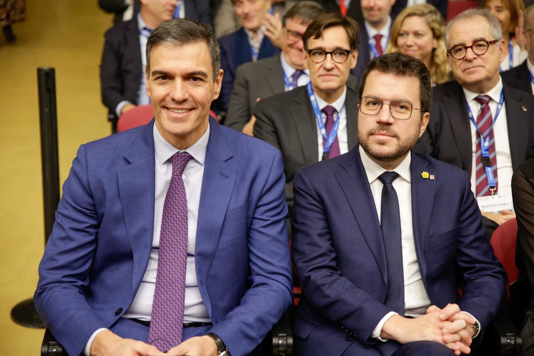 Archivo - El presidente del Gobierno, Pedro Sánchez (i) y el president de la Generalitat, Pere Aragonès (d).