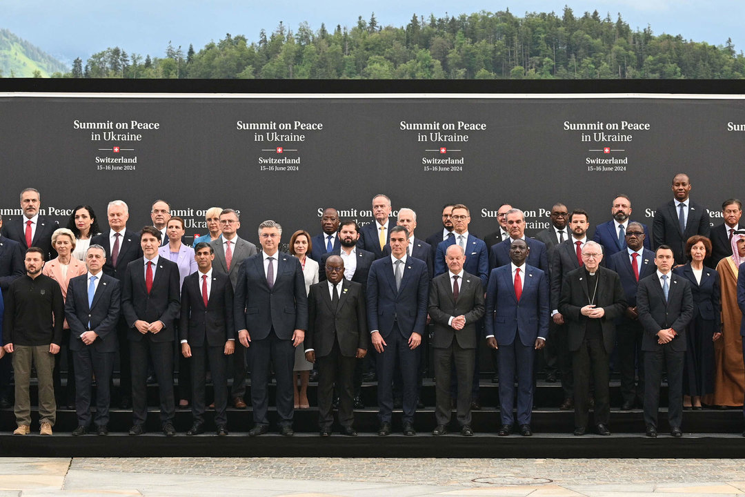 Pedro Sánchez, junto a otros mandatarios en la cumbre de Suiza (Foto: Pool Moncloa/Borja Puig de la Bellacasa).