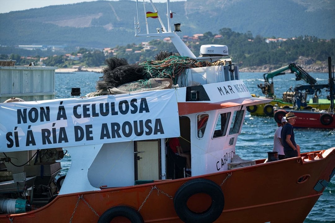 Varias personas durante una manifestación en barco contra Altri, a 12 de junio de 2024, en Ría de Arousa, A Coruña, Galicia (España).