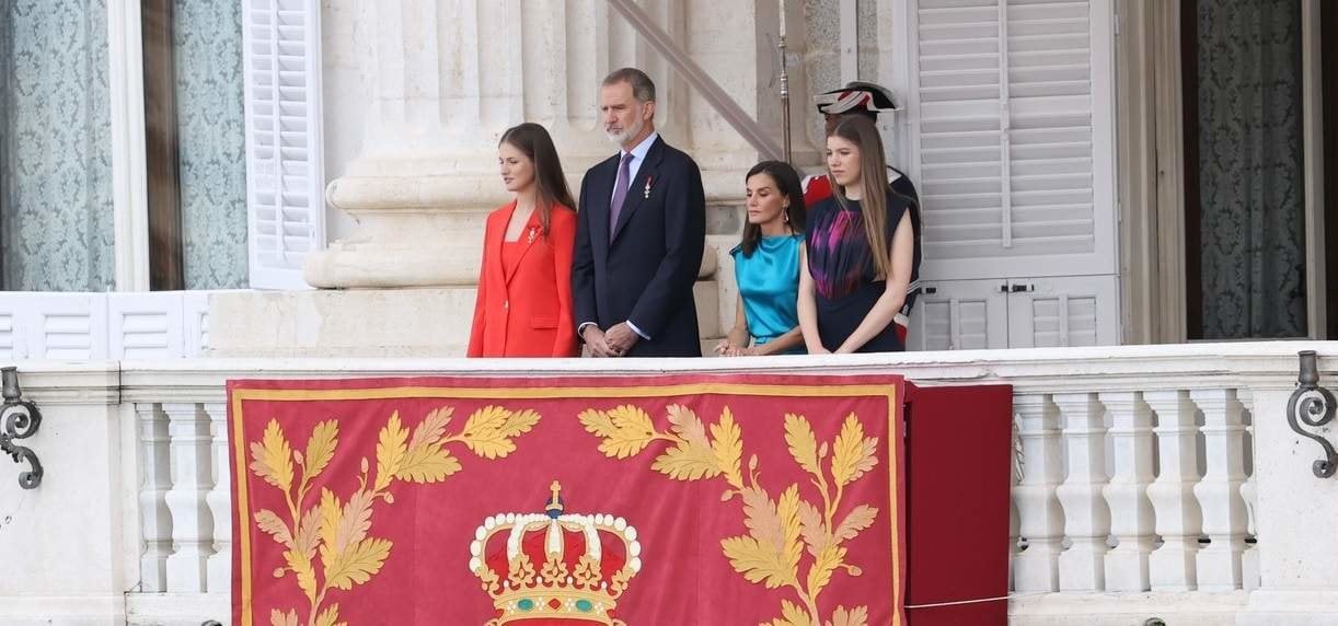Los reyes y sus hijas, en el balcón del Palacio Real de Madrid (Foto: Casa de S.M. el Rey).