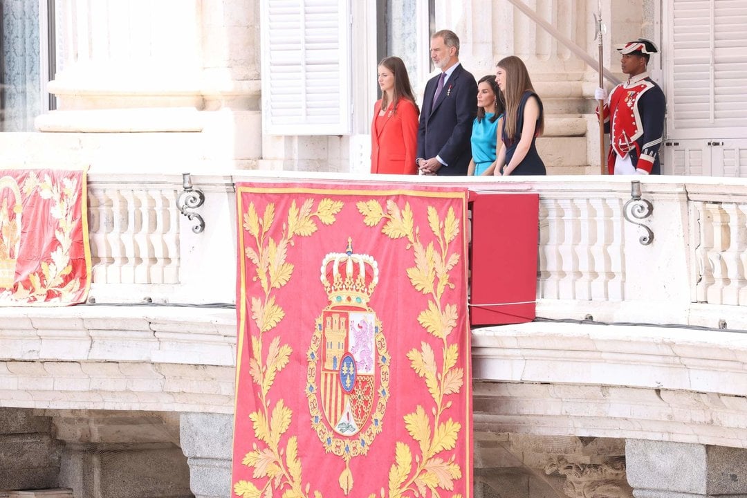 Los Reyes, la Princesa de Asturias y la Infanta Sofía, presiden el relevo solemne de la Guardia Real por el #10AniversarioFelipeVI, en el que participan 359 guardias reales y representantes de los tres ejércitos y la Guardia Civil.