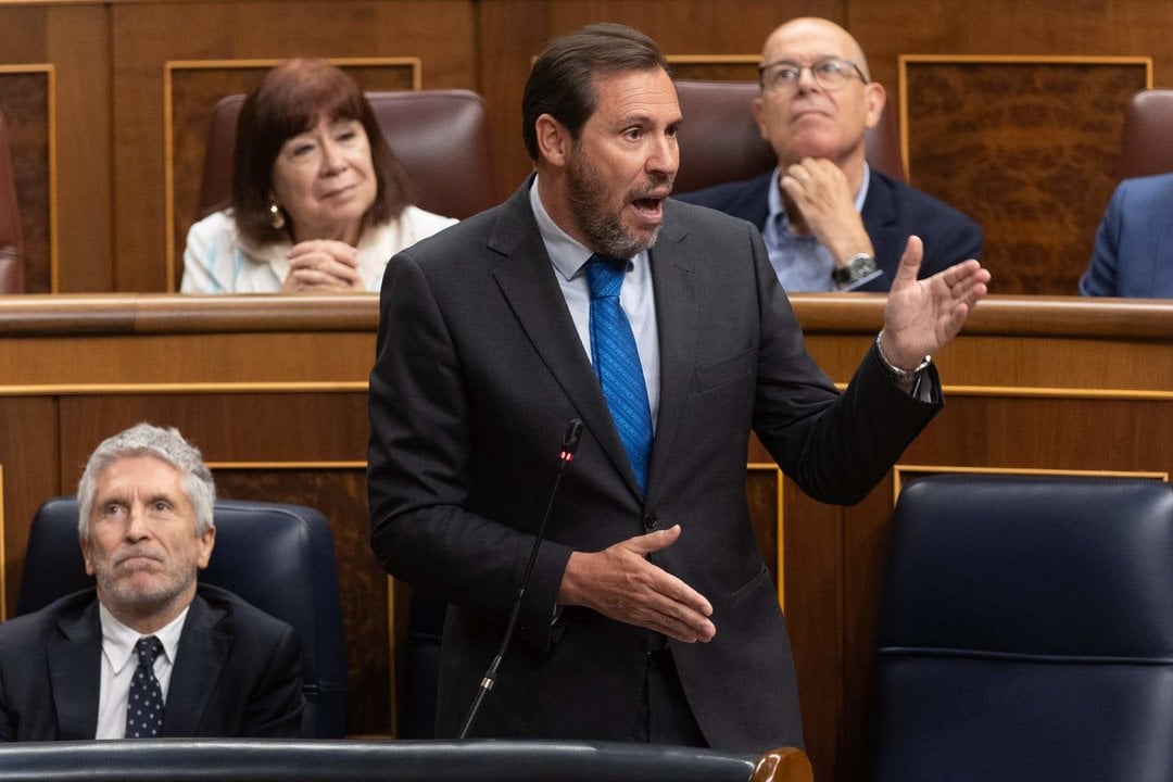 El ministro de Transportes y Movilidad Sostenible, Óscar Puente, interviene durante una sesión de control al Gobierno, en el Congreso de los Diputados, a 19 de junio de 2024, en Madrid.