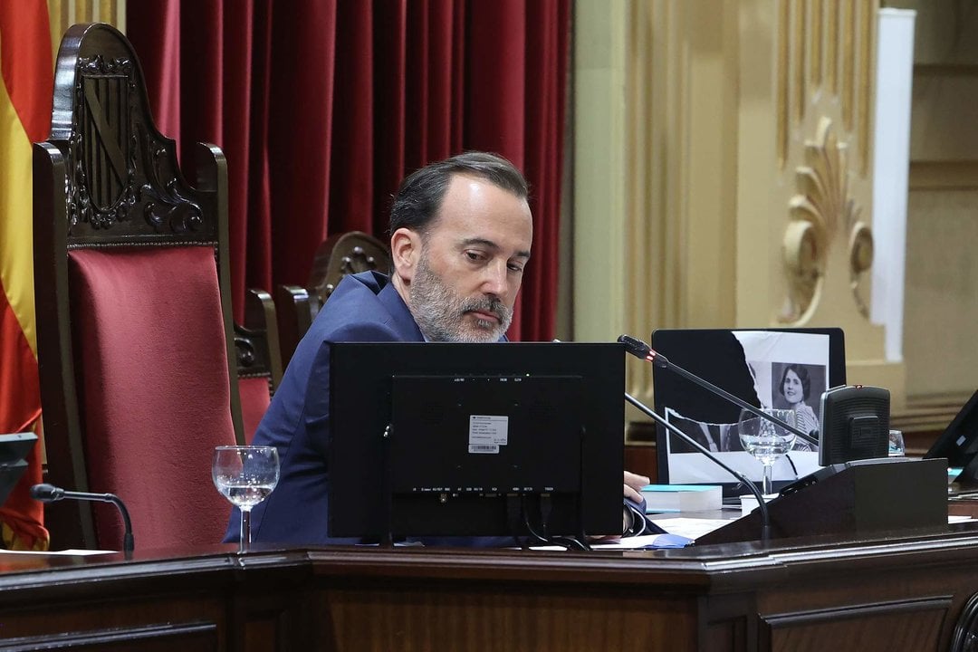 Cargar máis
El presidente del Parlament, Gabriel Le Senne, junto a la impresión rota de los retratos de las 'rojas del Molinar'.