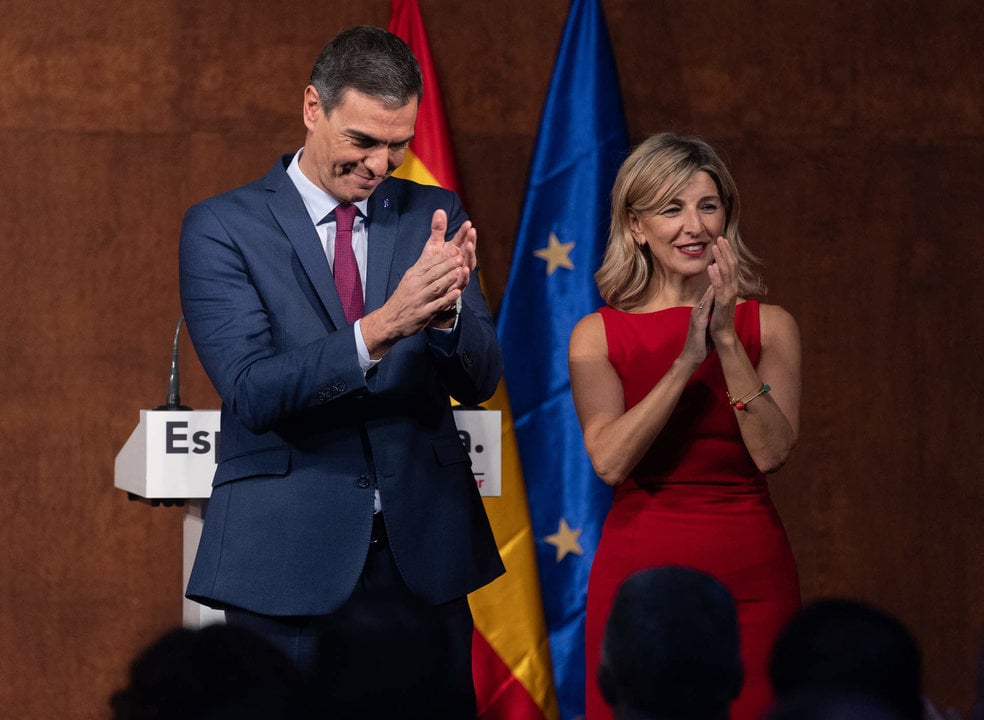 El presidente del Gobierno en funciones, Pedro Sánchez y la líder de Sumar, Yolanda Díaz, aplauden tras firmar un acuerdo para un Gobierno de coalición progresista, en un acto público en el Museo Reina Sofía, a 24 de octubre de 2023, en Madrid.