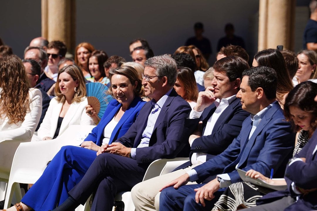 La secretaria general del PP, Cuca Gamarra (5d); el presidente del PP, Alberto Núñez Feijóo (4d); el presidente de Castilla y León, Alfonso Fernández Mañueco (3d), y el presidente de la Junta de Andalucía, Juanma Moreno (2d),