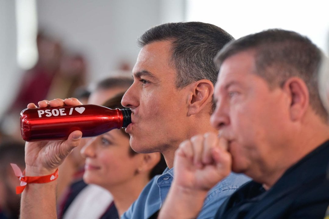 El candidato del PSOE a la Presidencia de la Junta, Emiliano García-Page, y el secretario general del partido, Pedro Sánchez, en Puertollano.