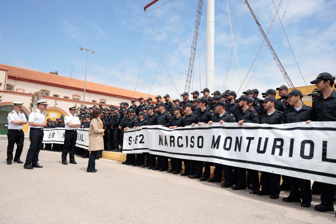 Margarita Robles, con la dotación de quilla del submarino S-82 'Narciso de Monturiol' (Foto: Martín C / Europa Press).