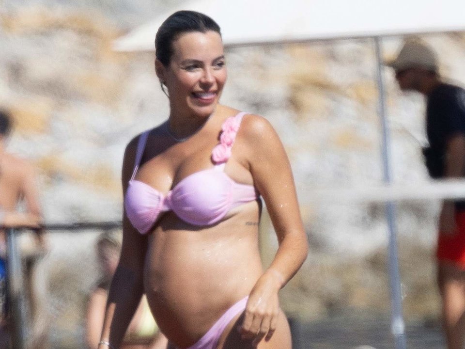 Alba Silva disfruta de un baño en el mar, a 2 de julio de 2024, en Ibiza (Islas Baleares, España)
