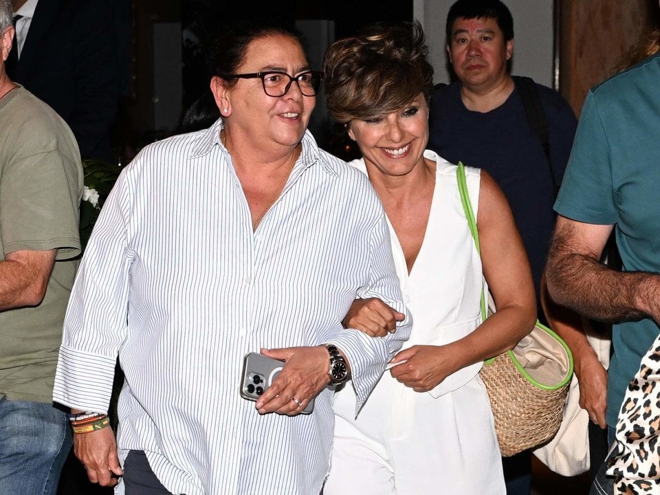 María del Monte y Sonsoles Ónega salen del restaurante donde han compartido una cena, a 2 de julio de 2024, en Madrid (España)