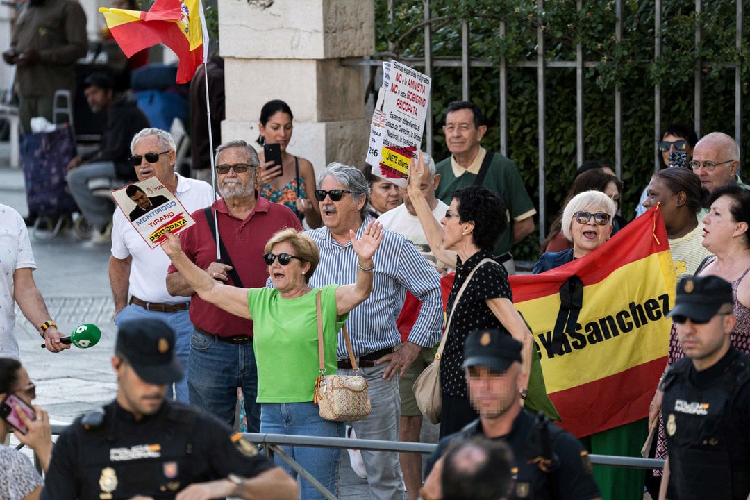 Varias personas se concentran para protestar contra el presidente del Gobierno antes de que su mujer, Begoña Gómez, llegue a declarar como investigada, en los juzgados de Plaza de Castilla.