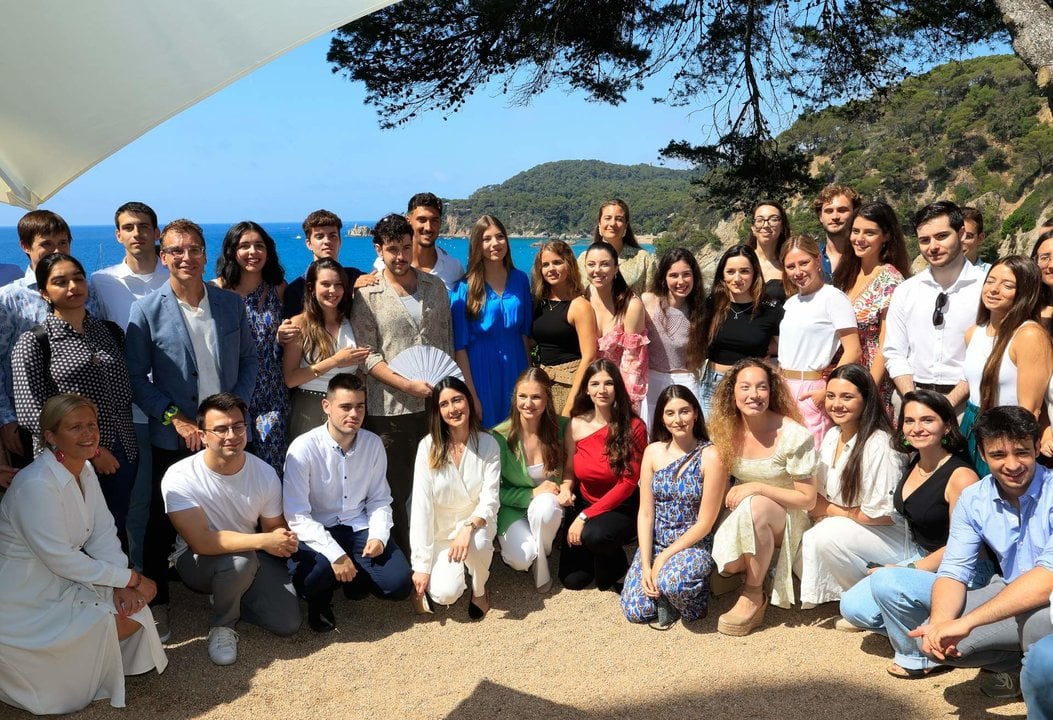 La Princesa de Asturias y de Girona y la Infanta Sofía acompañadas de jóvenes que forman parte de los programas impulsados por la Fundación Princesa de Girona.
Foto: Casa Real.