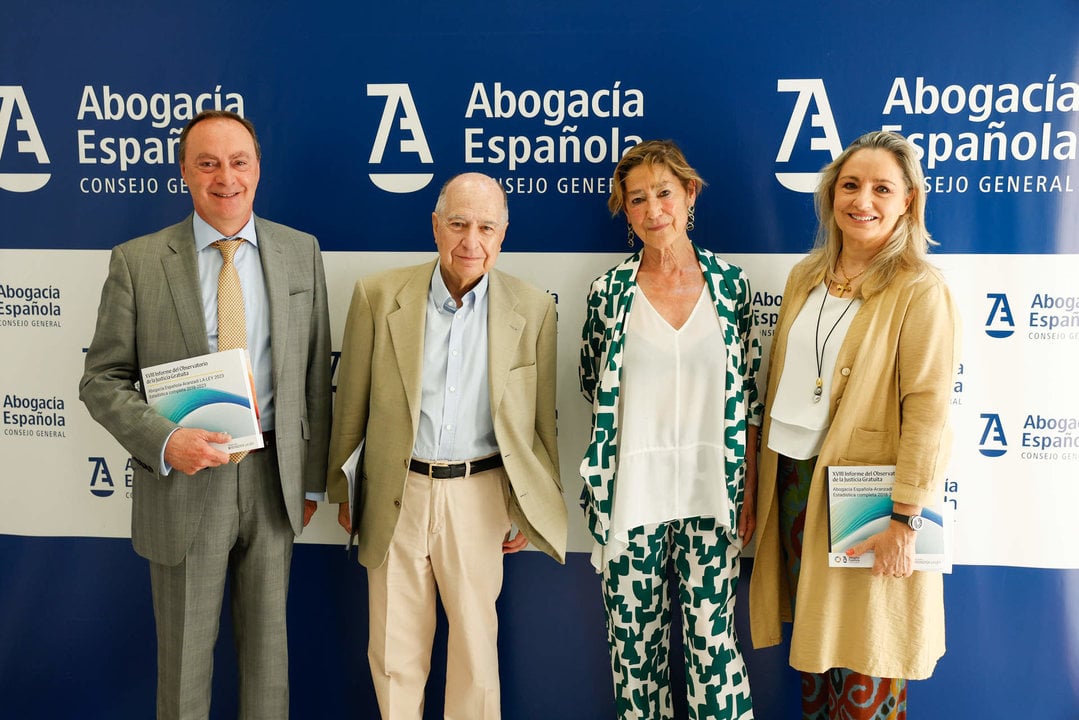 La presidenta de la Abogacía, Victoria Ortega, el presidente de la Comisión de Asistencia Jurídica Gratuita del Consejo, Antonio Morán, Cristina Sancho, presidenta de la Fundación Aranzadi LA LEY y el presidente de Metroscopia, José Juan Toharia. (Foto: CGAE)