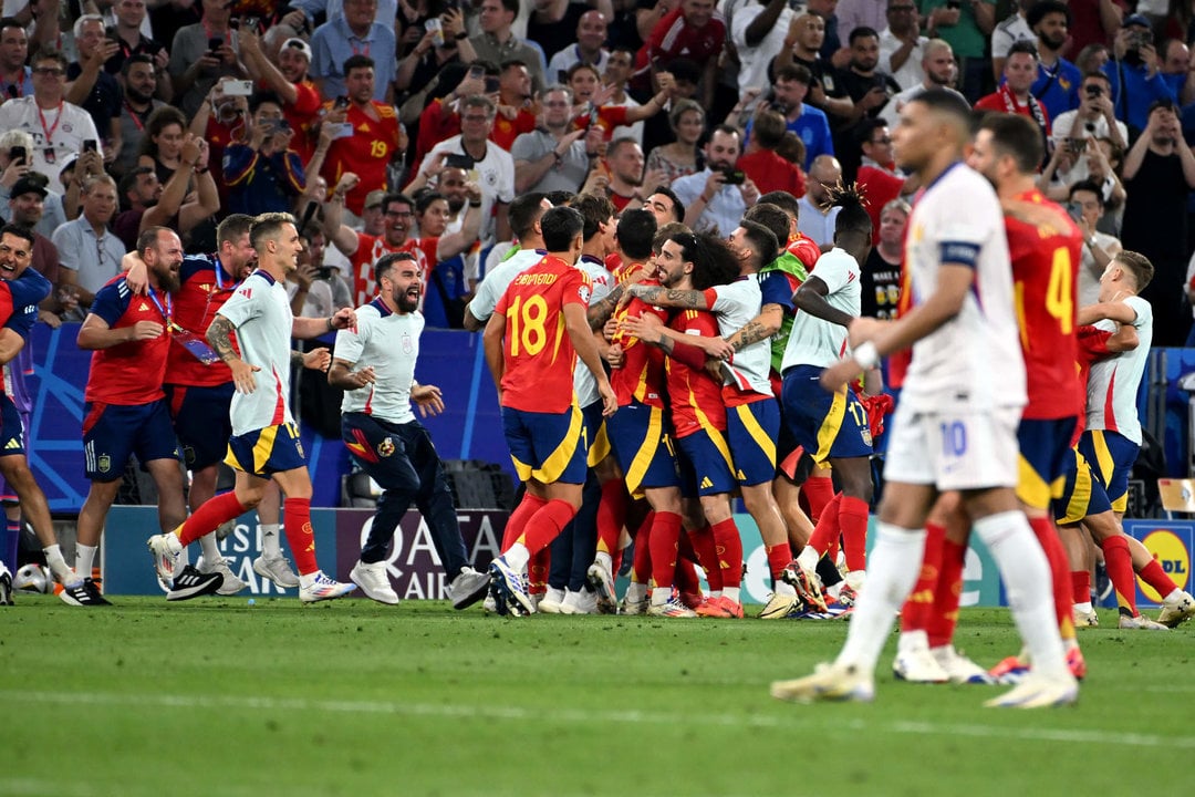 Los jugadores de España celebran la victoria contra Francia (Foto: Igor Kupljenik / Zuma Press / ContactoPhoto).