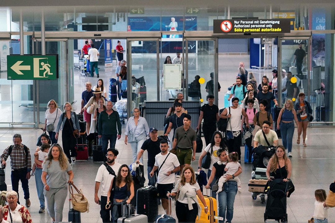 Cientos de turistas a su llegada al aeropuerto de Málaga, a 1 de julio de 2024. Álex Zea / Europa Press