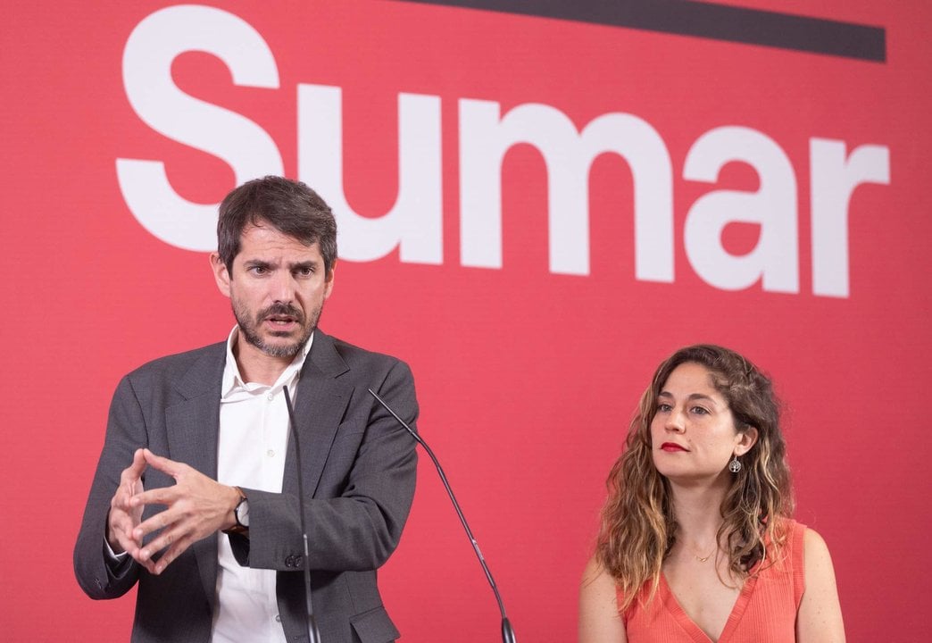 El portavoz de Sumar, Ernest Urtasun y la secretaria de Organización del partido, Lara Hernández, durante una rueda de prensa, en el Espacio Rastro, a 17 de junio de 2024, en Madrid.