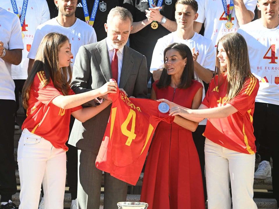 La Familia Real al completo recibe a la selección española en el Palacio de la Zarzuela.