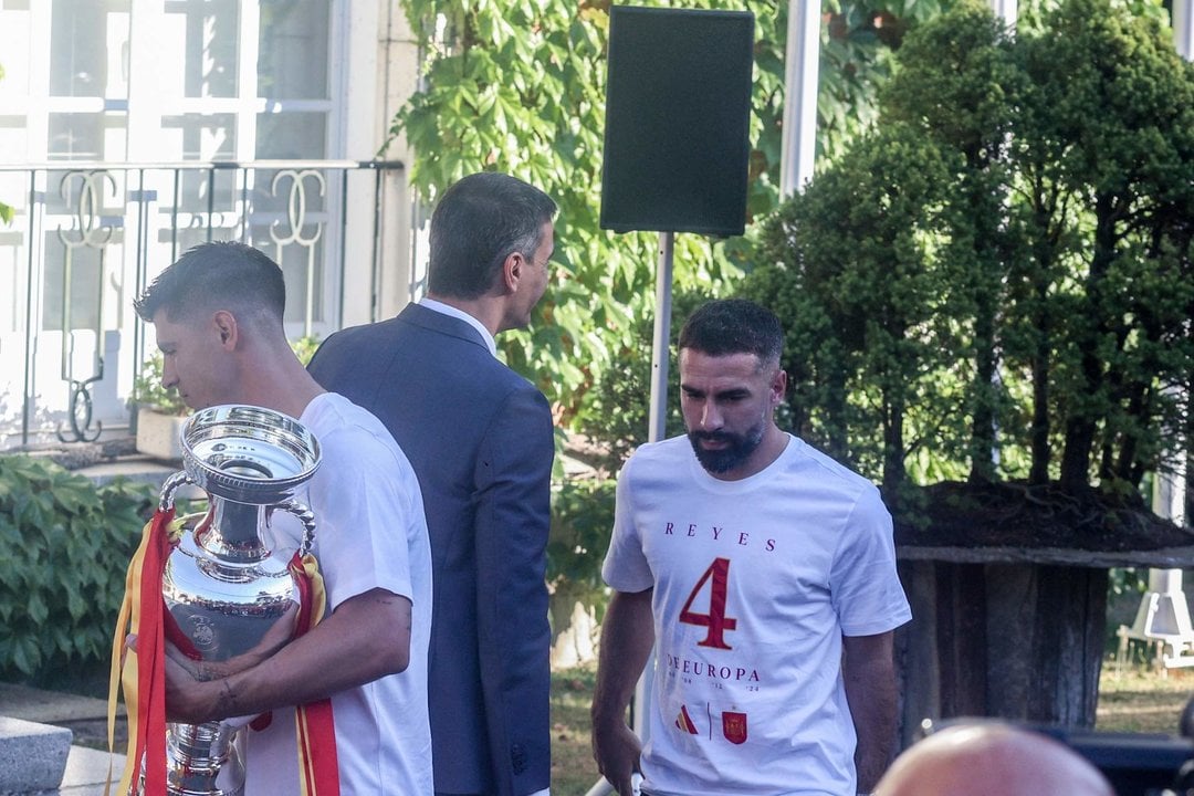 El presidente del Gobierno, Pedro Sánchez (2i), saluda al futbolista Dani Carvajal (1d) durante la recepción a la Selección española de Fútbol, campeona de la Eurocopa 2024.