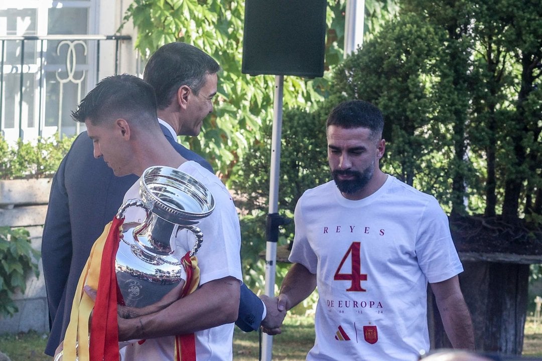 El presidente del Gobierno, Pedro Sánchez (2i), saluda al futbolista Dani Carvajal (1d) durante la recepción a la Selección española de Fútbol, campeona de la Eurocopa 2024.