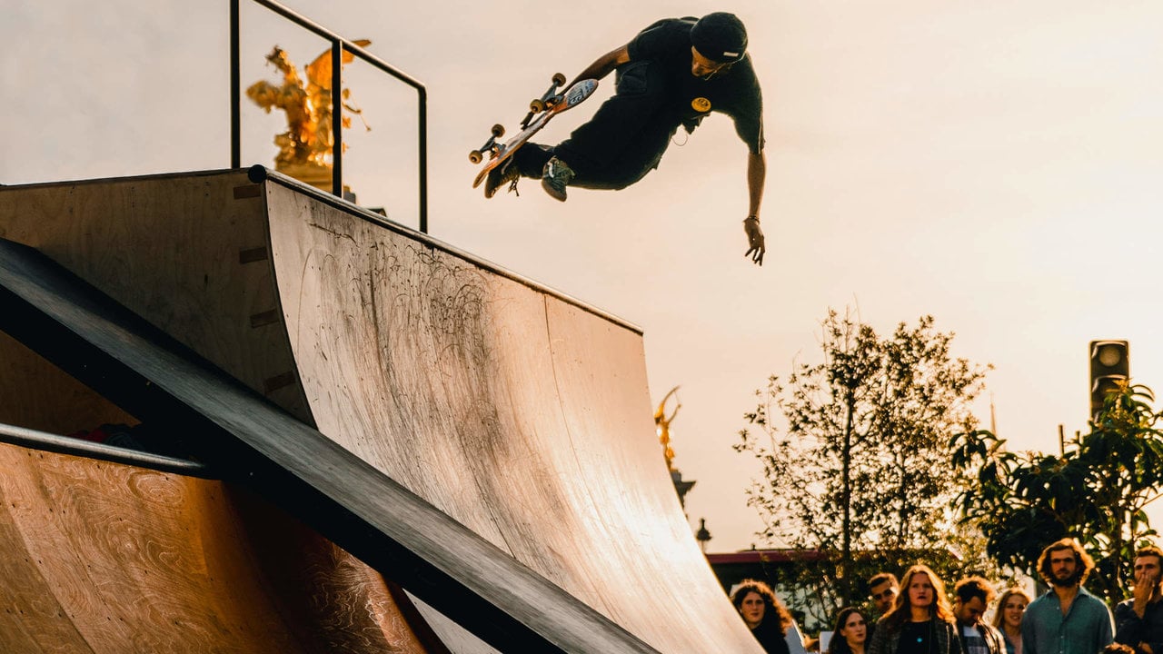 Aprende nuevas habilidades sobre ruedas: clases de skate este verano