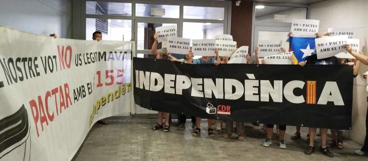 Manifestantes de los CDR en la sede de Esquerra Republicana de Catalunya (ERC).