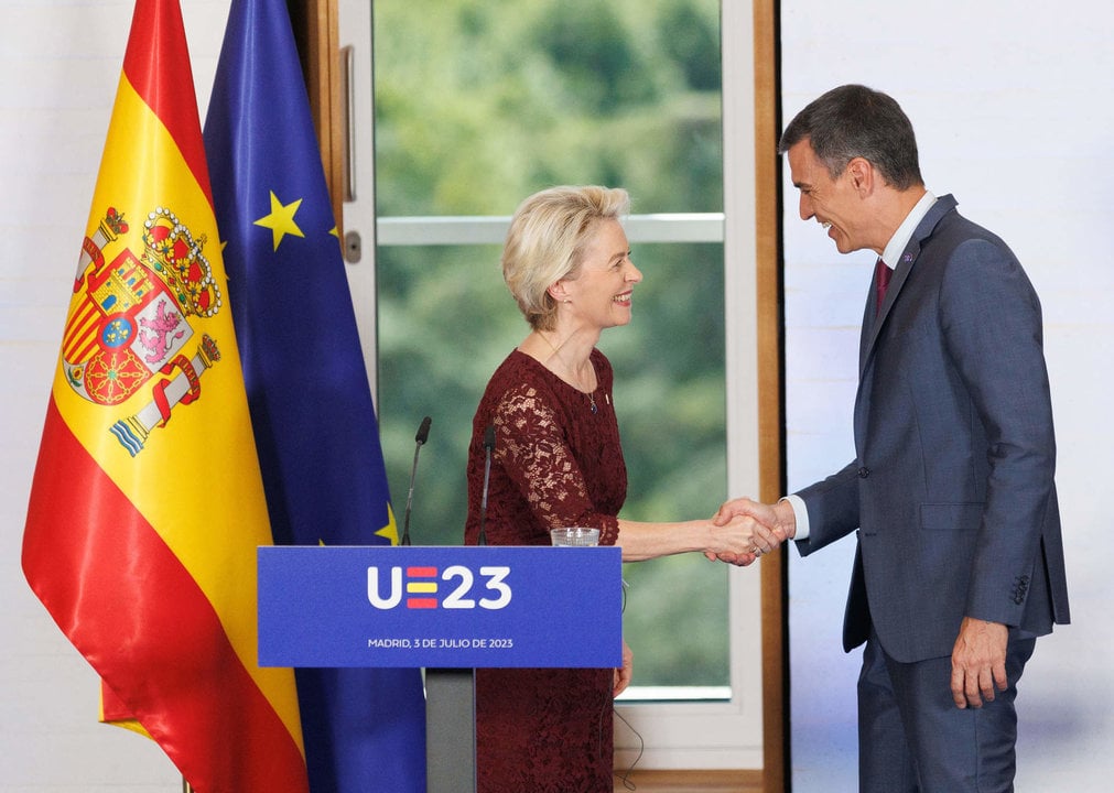 Archivo - La presidenta de la Comisión Europea, Ursula von der Leyen y el presidente del Gobierno, Pedro Sánchez, se saludan tras la reunión plenaria del Gobierno de España y del Colegio de Comisarios.