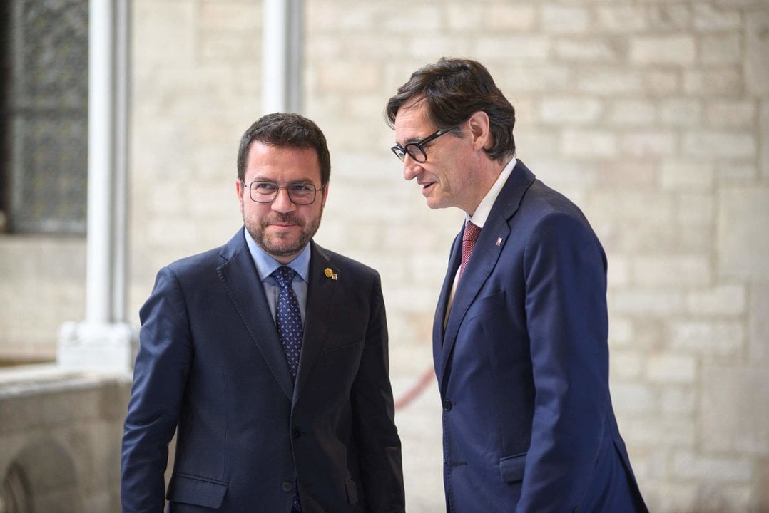El presidente de la Generalitat, Pere Aragonès (i), y el primer secretario del PSC, Salvador Illa (d), a su llegada para firmar el acuerdo sobre los presupuestos de la Generalitat, en la Sala de Diputados del Palau, a 27 de febrero de 2024.