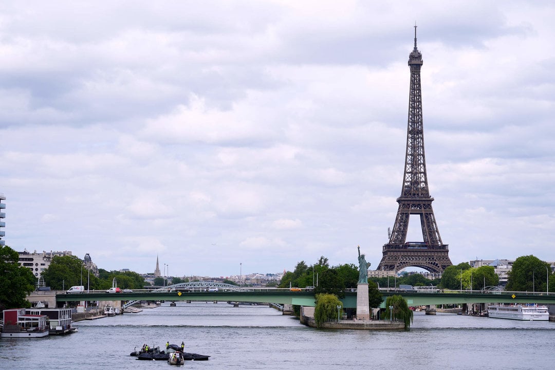Vista de los trabajos de preparación en el río Sena, de cara a los Juegos Olímpicos de París 2024. Foto: Peter Byrne / PA Wire / dpa