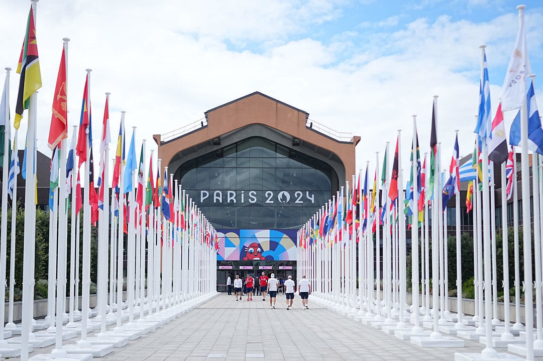 Las banderas de los países participantes ondean en la Villa Olímpica, antes de los Juegos Olímpicos de París 2024. Foto: Michael Kappeler / dpa
