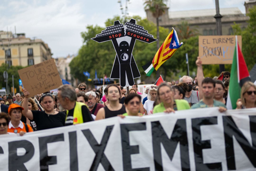 Decenas de personas durante una manifestación contra el turismo masificado, a 6 de julio de 2024, en Barcelona. Lorena Sopêna / Europa Press