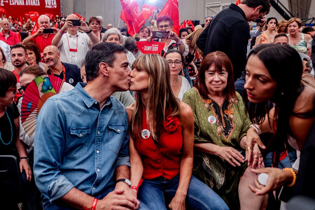 El presidente del Gobierno y candidato a la reelección por el PSOE, Pedro Sánchez, y su mujer, Begoña Gómez (c).