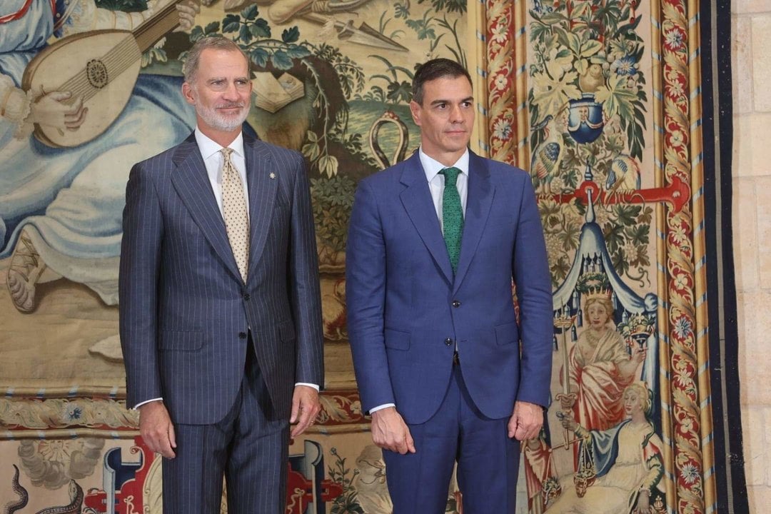 El Rey Felipe VI y Pedro Sánchez. en su despacho de verano en el Palacio de la Almudaina.
