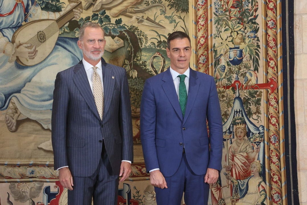 El Rey Felipe VI (i) y el presidente del Gobierno, Pedro Sánchez (d), se reúnen en el Palacio de la Almudaina.