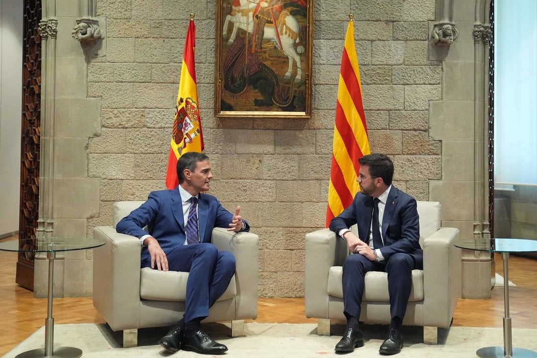El presidente del Gobierno, Pedro Sánchez (i), y el presidente de la Generalitat en funciones, Pere Aragonès (d), durante una reunión en el Palau de la Generalitat.