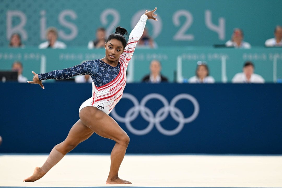 La estadounidense Simone Biles en la final femenina de las competiciones de gimnasia artística de los Juegos Olímpicos de París 2024. Foto: Marijan Murat/dpa