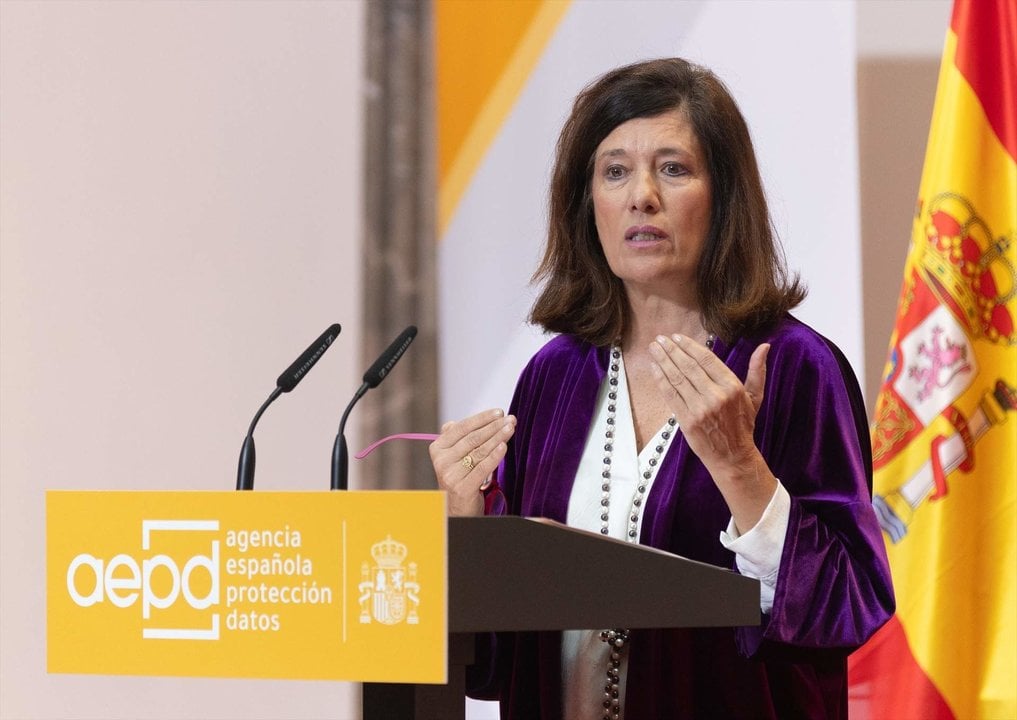 La directora de la Agencia Española de Protección de Datos (AEPD), Mar España Martí, interviene durante un acto con motivo del Día Internacional de la Protección de Datos Personales, en la sede de la Comisión Nacional de los Mercados y la Competencia (CNMC), a 29 de enero de 2024, en Madrid. (Foto: Eduardo Parra / Europa Press)