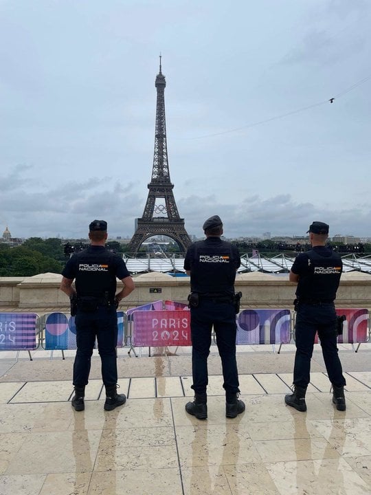 Policías nacionales en el entorno de la Torre Eiffel.