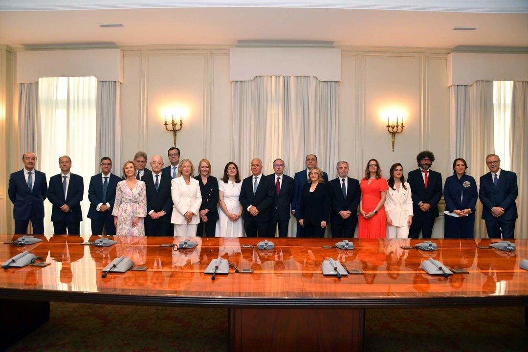 Los nuevos veinte vocales posan tras el primer pleno del octavo mandato del Consejo General del Poder Judicial (CGPJ), a 25 de julio de 2024, en Madrid. (Foto: Consejo General del Poder Judicial)