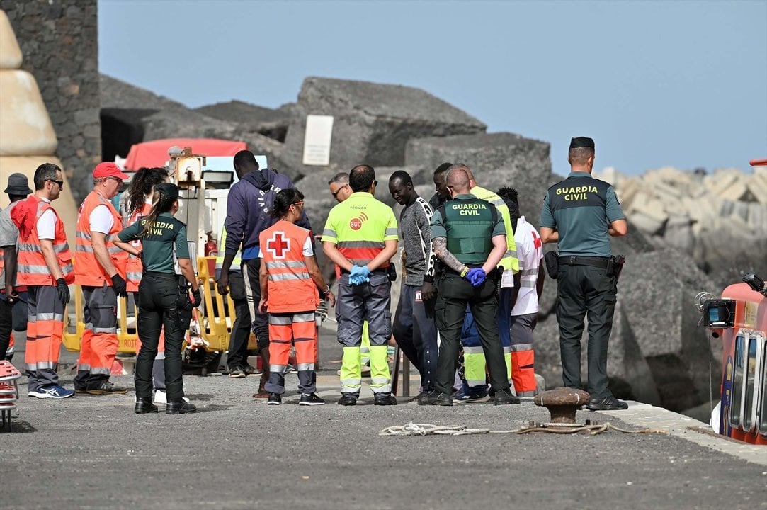 EuropaPress_6109291_trabajadores_guardia_civil_cruz_roja_sanitarios_desembarco_116_migrantes