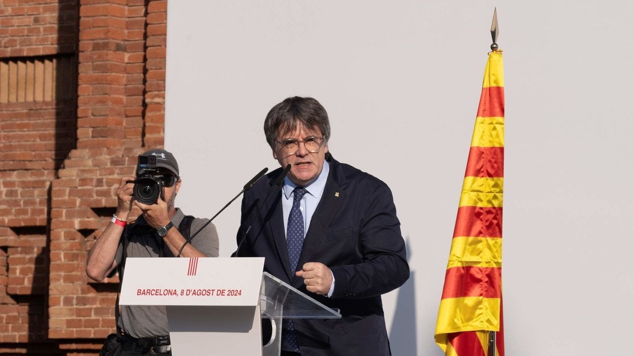 El expresidente de la Generalitat, Carles Puigdemont, en el acto de bienvenida organizado por entidades independentistas en el paseo Lluís Companys, a 8 de agosto de 2024, en Barcelona.