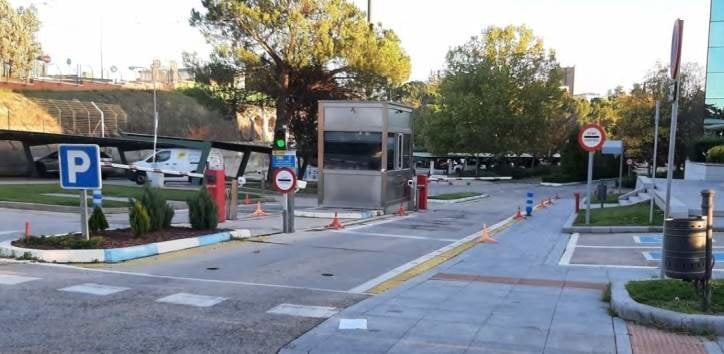 Garita en la entrada al aparcamiento de empleados del Complejo de La Moncloa.