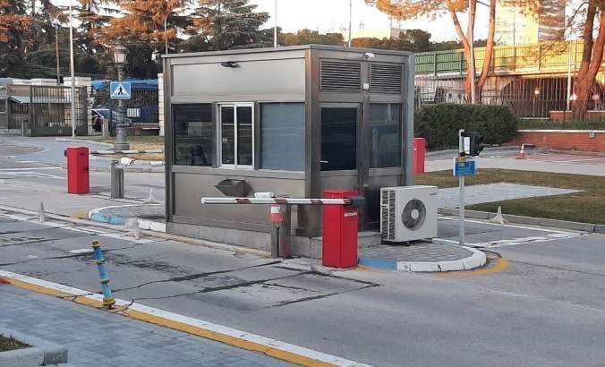 Garita en la entrada al aparcamiento de empleados del Complejo de La Moncloa.