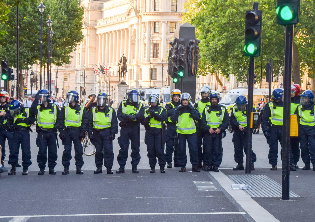 Policía antidisturbios en Whitehall (Londres). Una multitud se enfrentó a agentes de policía y lanzó proyectiles en Westminster mientras los manifestantes se volvían violentos tras la muerte de tres niñas en un ataque con cuchillo en Southport. Foto: Europa Press / Vuk Valcic