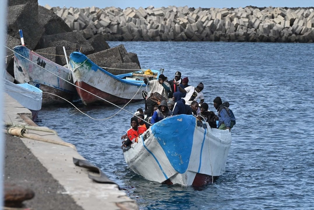 EuropaPress_5738576_varios_migrantes_llegan_puerto_restinga_febrero_2024_hierro_santa_cruz