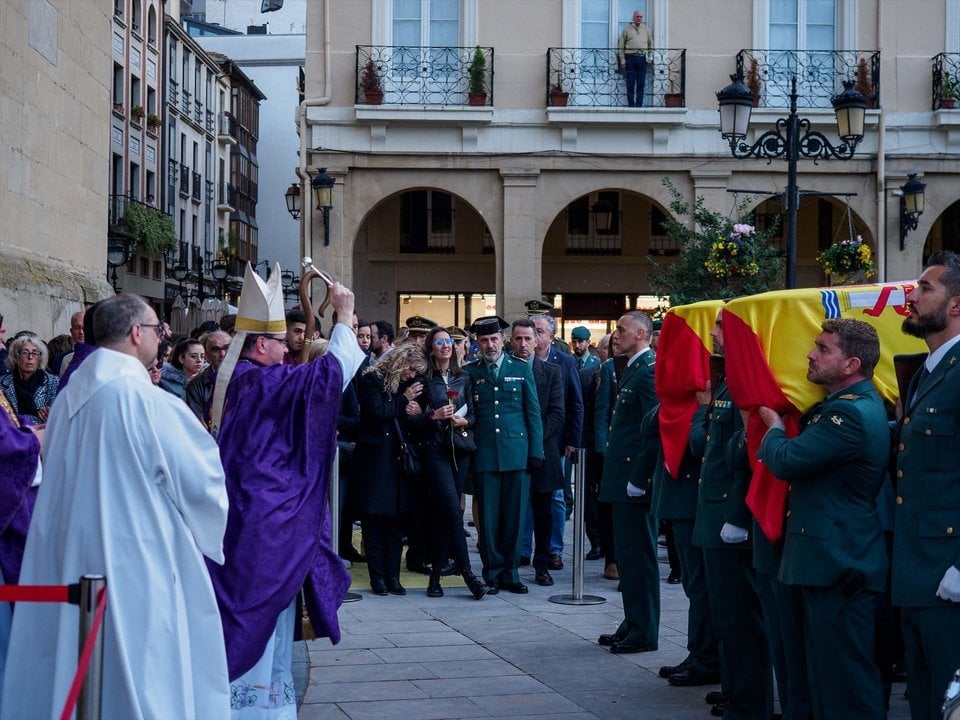 EuropaPress_5839819_entrrada_concatedral_redonda_feretros_guardias_civiles_fallecidos_gar