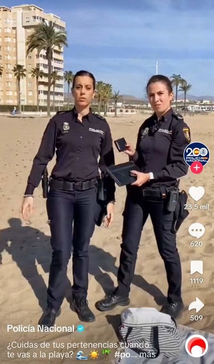 Dos policías explican a través de TikTok cómo se pueden prevenir los robos en la playa