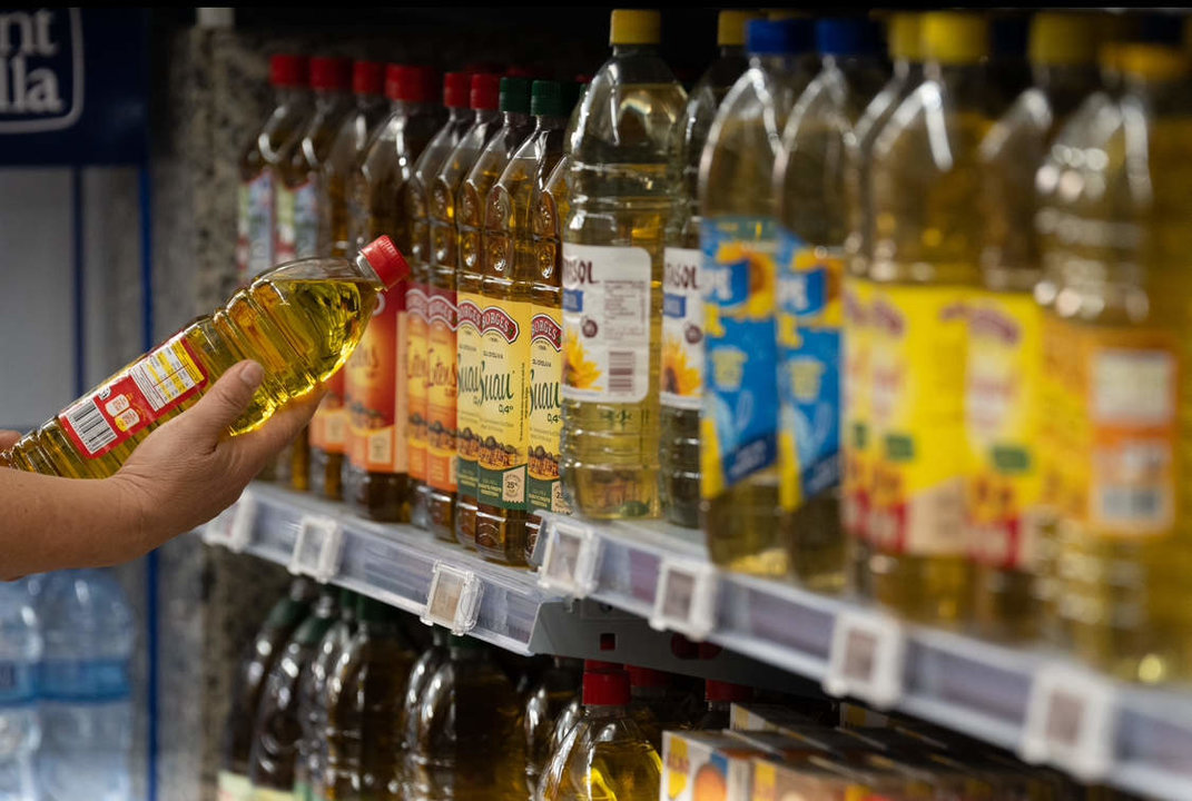 Una persona coge una botella de aceite, a 21 de junio de 2024, en Barcelona. Foto: David Zorrakino / Europa Press